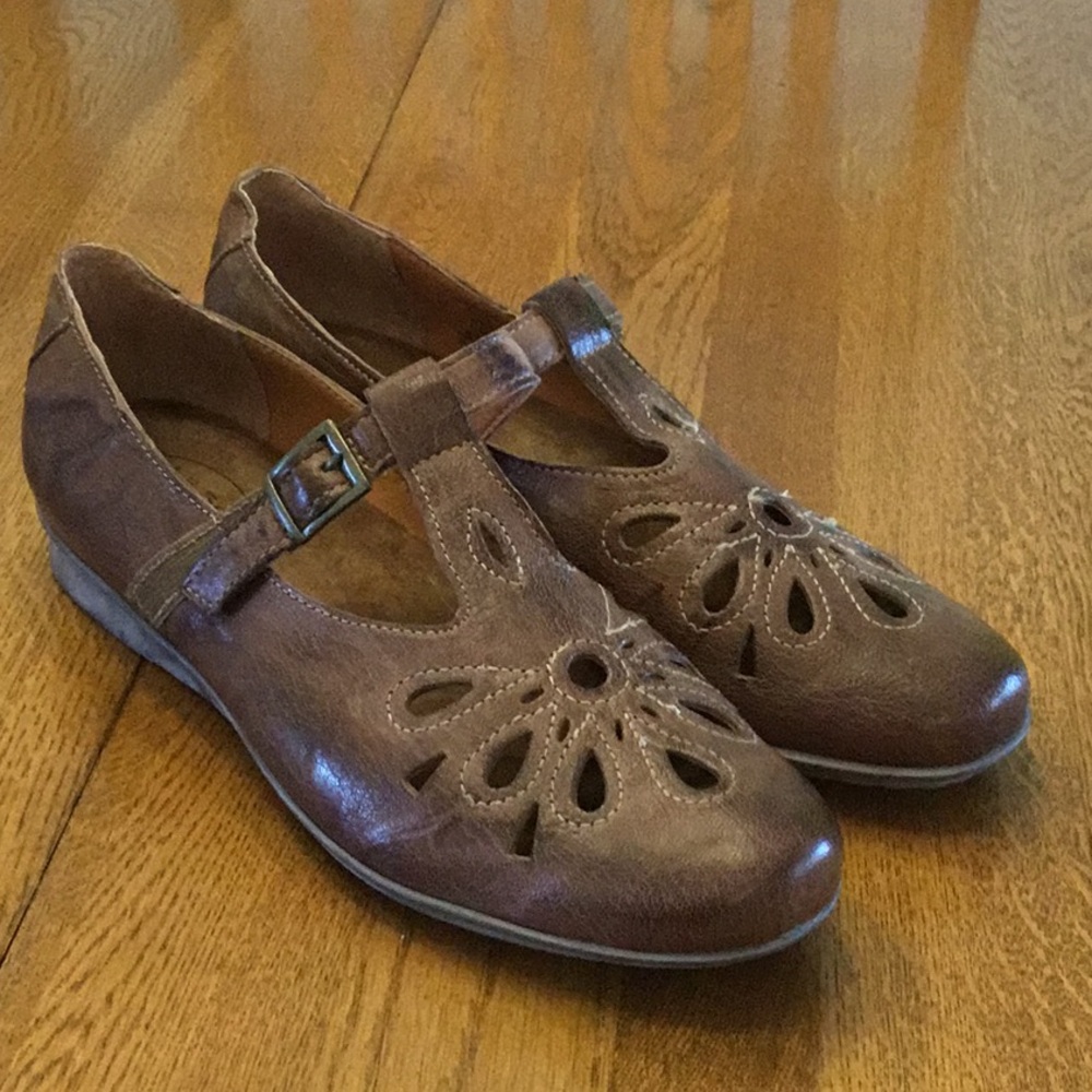 Woman’s Taos brown leather fisherman/Mary Jane shoe. Size 41. Velcro strap. New!
